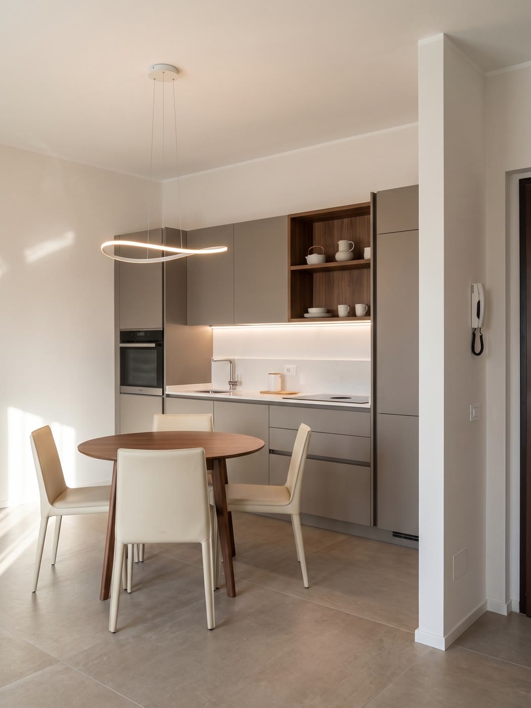 Lo stesso soggiorno come lo presentiamo: cucina e tavolo da pranzo